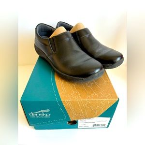 dansko® Ellie Leather Black Clog 
Style: 1950-020200
Size: 36